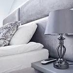 Elegant City Center Apartment Pawlikowskiego 8